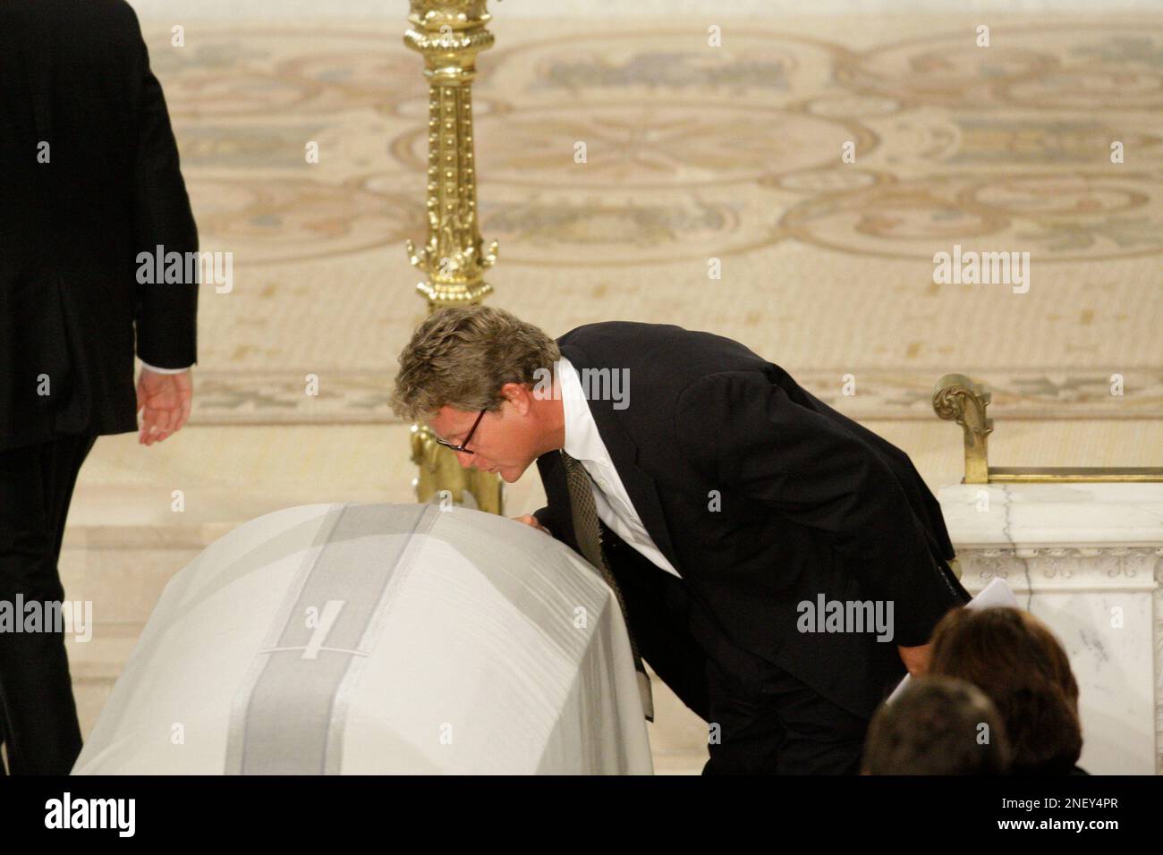 Teddy Kennedy Jr., kisses his father's casket at the Roman Catholic Funeral Mass for Sen. Edward M. Kennedy at Our Lady of Perpetual Help Basilica in Boston Saturday, Aug. 29, 2009.(AP Photo/Alex Brandon) Banque D'Images