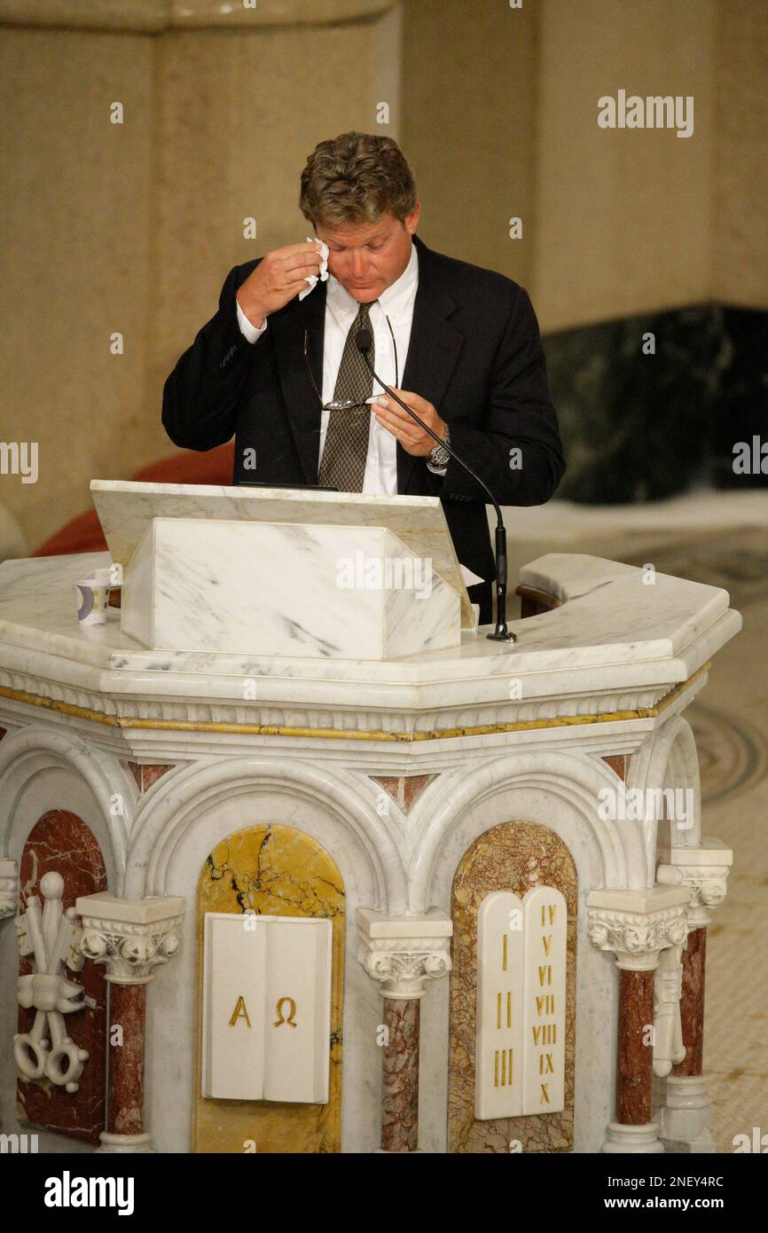Edward Kennedy Jr., wipes a tear as he talks about his father at the Roman Catholic Funeral Mass for Sen. Edward M. Kennedy at Our Lady of Perpetual Help Basilica in Boston Saturday, Aug. 29, 2009.(AP Photo/Alex Brandon) Banque D'Images