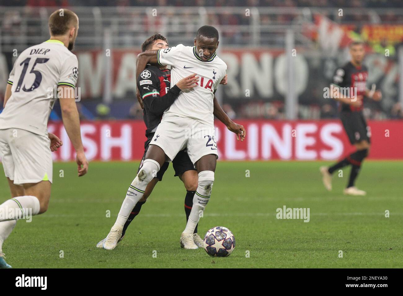 Milan, Italie. 14th févr. 2023. Italie, Milan, fév 14 2023: Pape Sarr (milieu de terrain de Tottenham) défend le ballon dans le champ central dans la première moitié pendant le match de football AC MILAN vs TOTTENHAM HOTSPUR, ronde de 16 1st pieds UCL 2022-2023 San Siro stade (Credit image: © Fabrizio Andrea Bertani/Pacific Press via ZUMA Press Wire) USAGE ÉDITORIAL SEULEMENT! Non destiné À un usage commercial ! Banque D'Images