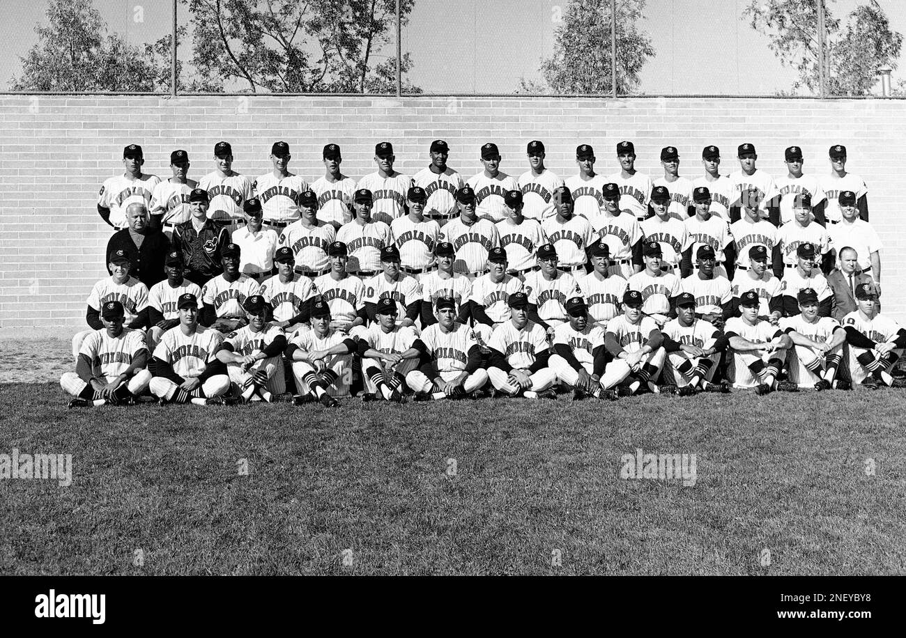 View of Cleveland Indians baseball teams in 1963: Front Row: Hector Cardenas, Mike de la Hoz, Gordon Seyfried, Bob Lipski, Vic Davalillo, Tony Martinez, Billy Consolo, Millie Tasby, Gordon Lund, Tommy Agee, Milt-Swift, Jack Curtis, Max Alvis. Second Row: Fred Whitfield, Enrique Gazmuri, Jim Grant, Pedro Ramos, Dave Tyriver, Elmer Valo, coach; George Strickland, coach; Birdie Tebbetts, manager; Mel Harder, coach; Ray Dabek, spring training coach; John Romano, Lee Green, Tito Francona, Woodie Held, Charlie Morris, traveling secretary. Third Row: Nate Wallack, public relations director; Ron Krauz Banque D'Images