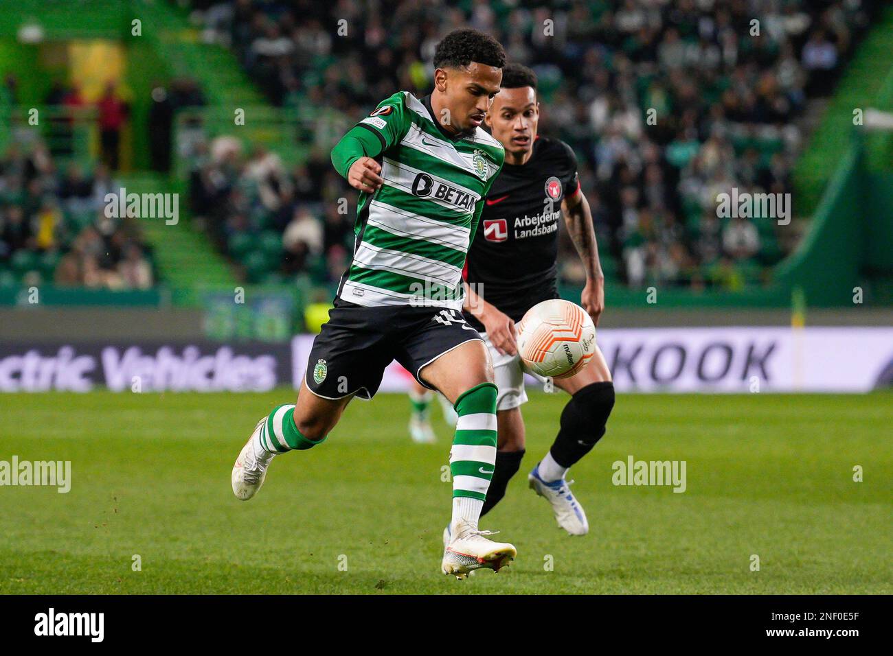 Lisbonne, Portugal. 16th févr. 2023. Marcus Edwards du Sporting CP (L) et Paulo Victor da Silva (Paulinho) du FC Midtjylland (R) vu en action pendant le match de football de l'UEFA Europa League de 1st pieds entre le Sporting CP et le FC Midtjylland à l'Estadio Jose Alvalade. Score final: Sport CP 1:1 FC Midtjylland crédit: SOPA Images Limited/Alay Live News Banque D'Images