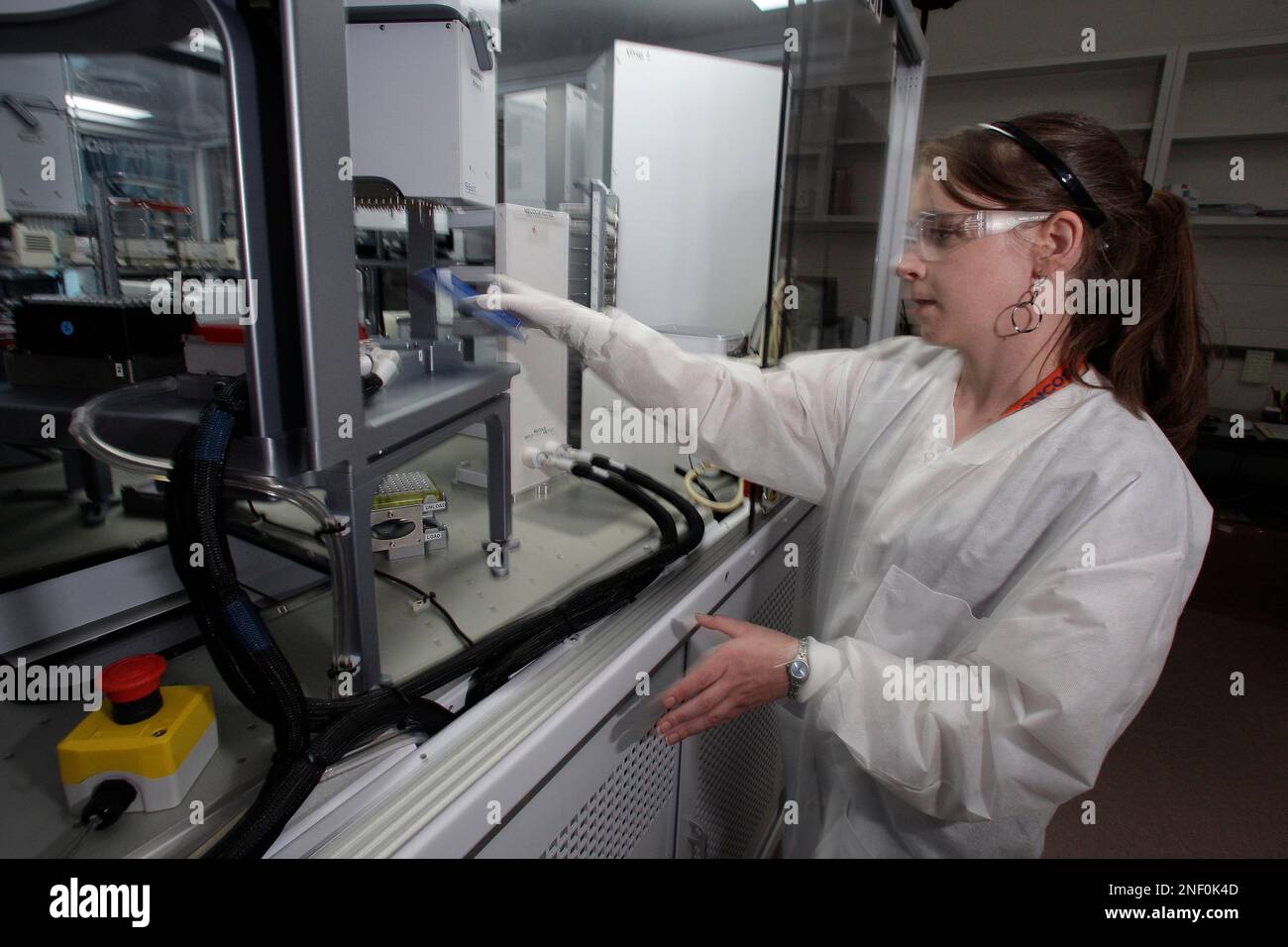 Cheryl Gleasner, research technologist, works with the new genome sequencing machine, designed to test millions of animal samples quickly, at the Los Alamos National Laboratory Wednesday, July 22, 2009, in Los Alamos, N.M. (AP Photo/Ross D. Franklin) Banque D'Images