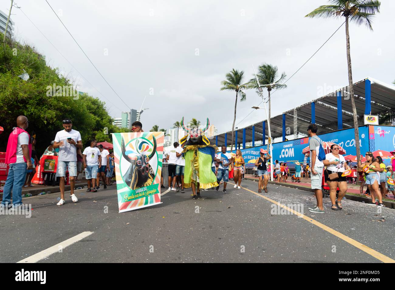 Salvador, Bahia, Brésil - 11 février 2023 : défilés de groupes culturels pendant le pré-carnaval de Fuzue, à Salvador, Bahia. Banque D'Images