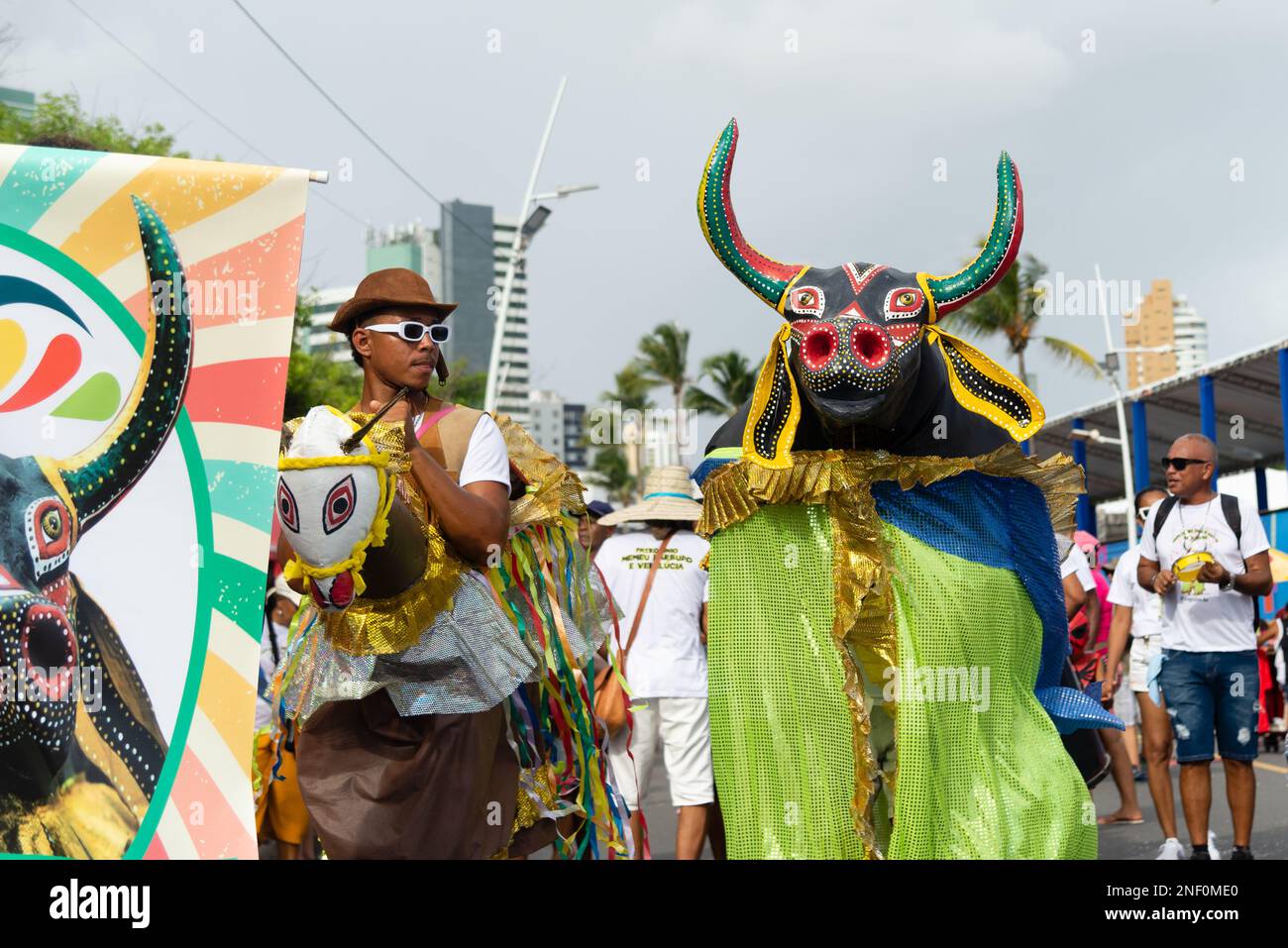 Salvador, Bahia, Brésil - 11 février 2023 : défilés de groupes culturels pendant le pré-carnaval de Fuzue, à Salvador, Bahia. Banque D'Images