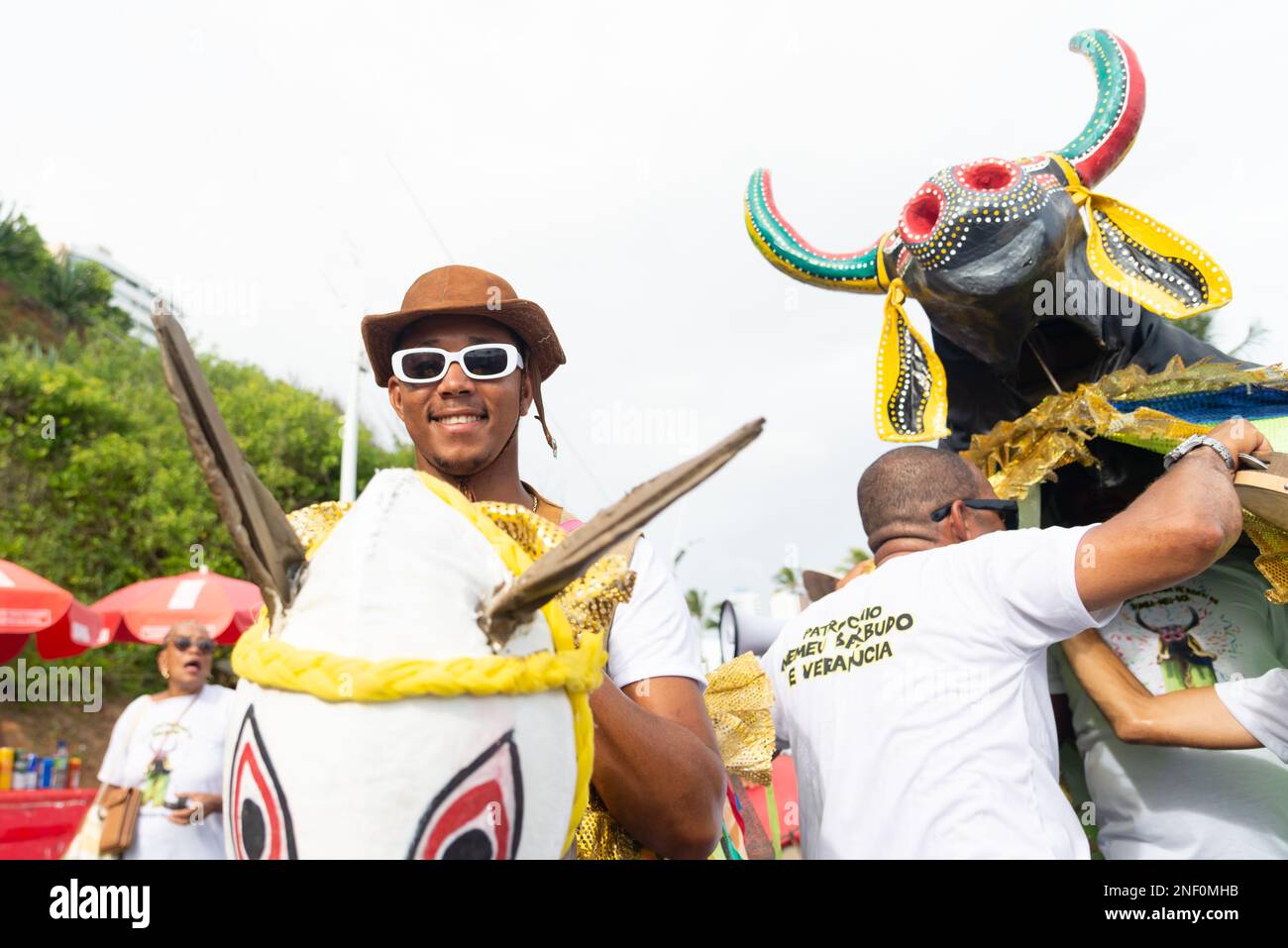 Salvador, Bahia, Brésil - 11 février 2023 : défilés de groupes culturels pendant le pré-carnaval de Fuzue, à Salvador, Bahia. Banque D'Images