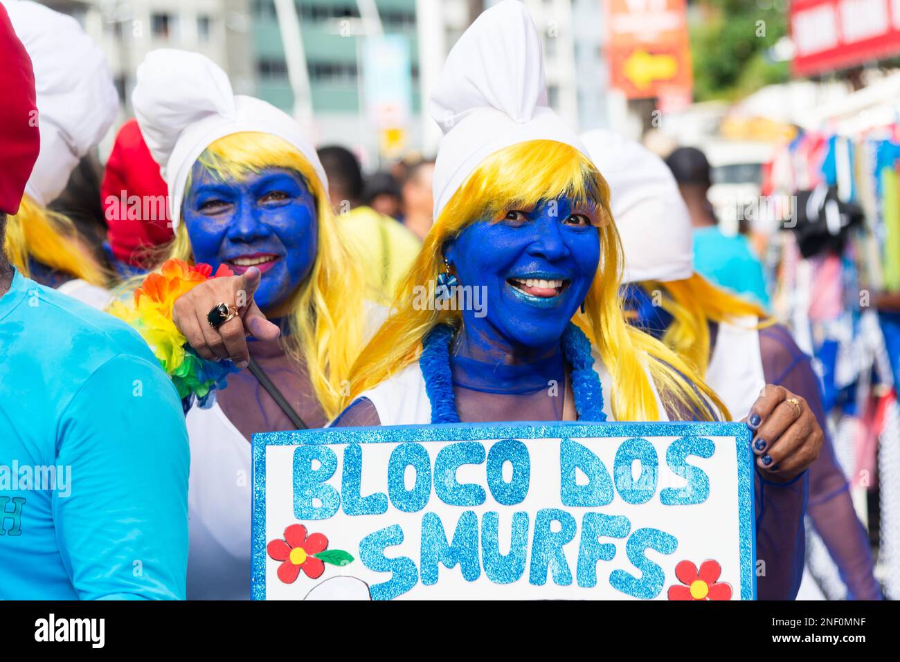 Salvador, Bahia, Brésil - 11 février 2023: Les gens en costume défilent pendant le pré-carnaval de Fuzue, à Salvador, Bahia. Banque D'Images