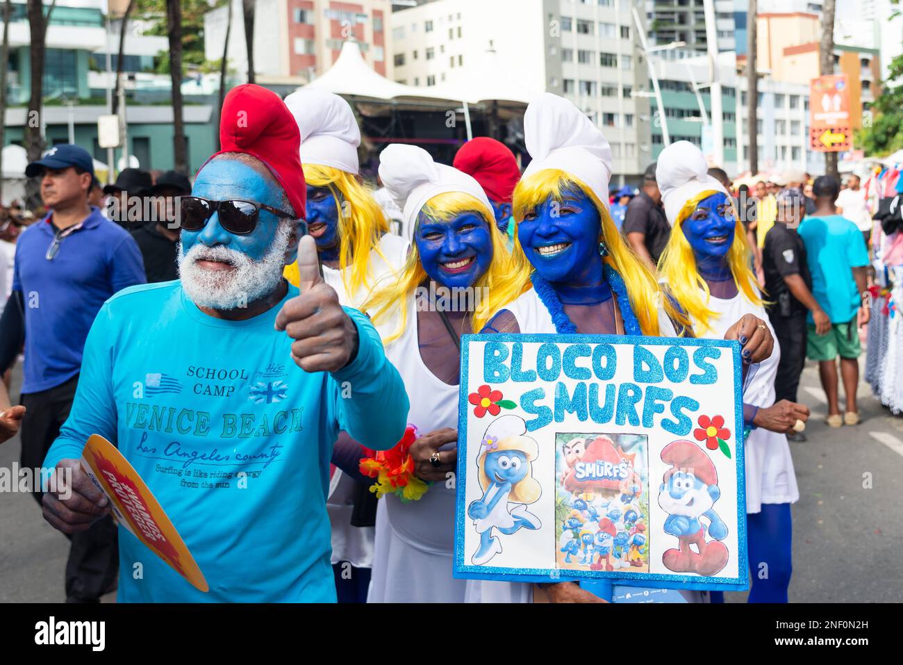 Salvador, Bahia, Brésil - 11 février 2023: Les gens en costume défilent pendant le pré-carnaval de Fuzue, à Salvador, Bahia. Banque D'Images