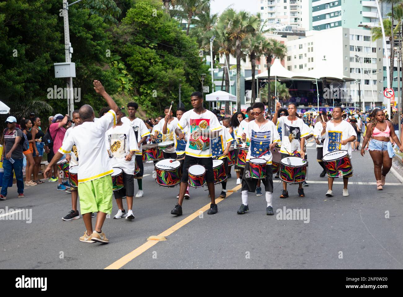 Salvador, Bahia, Brésil - 11 février 2023: Groupe de musiciens jouent des percussions pendant le défilé de carnaval de Fuzue à Salvador, Bahia. Banque D'Images