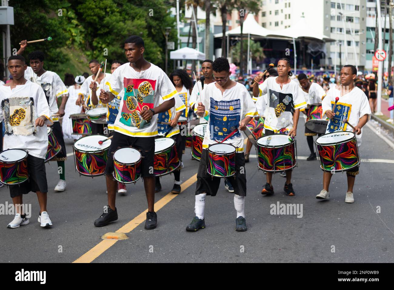Salvador, Bahia, Brésil - 11 février 2023: Groupe de musiciens jouent des percussions pendant le défilé de carnaval de Fuzue à Salvador, Bahia. Banque D'Images