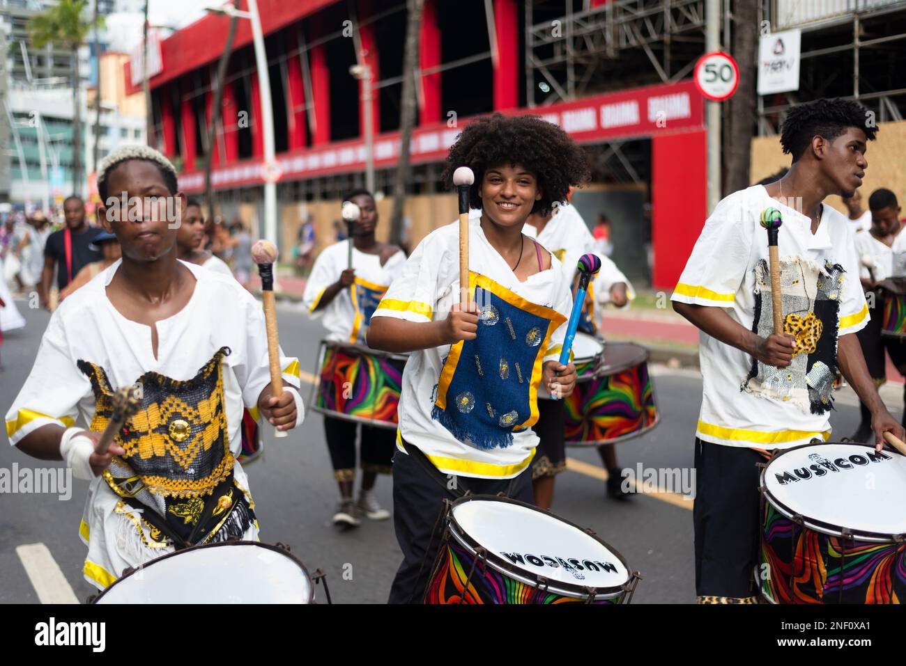 Salvador, Bahia, Brésil - 11 février 2023: Groupe de musiciens jouent des percussions pendant le défilé de carnaval de Fuzue à Salvador, Bahia. Banque D'Images