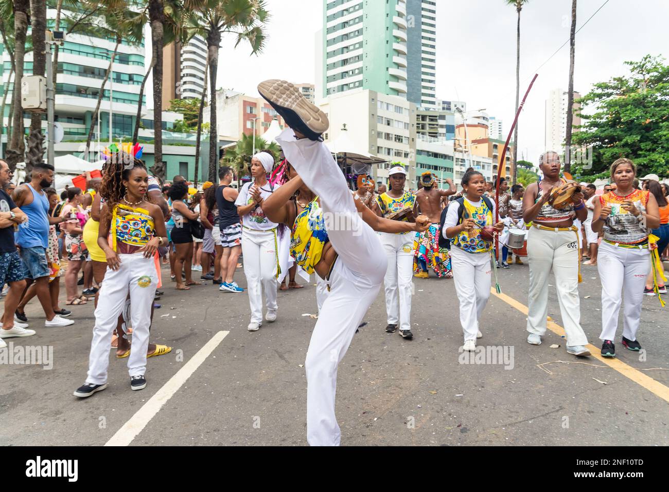 Salvador, Bahia, Brésil - 11 février 2023: Les groupes de capoeira défilent pendant le pré-Carnaval de Fuzue, à Salvador, Bahia. Banque D'Images