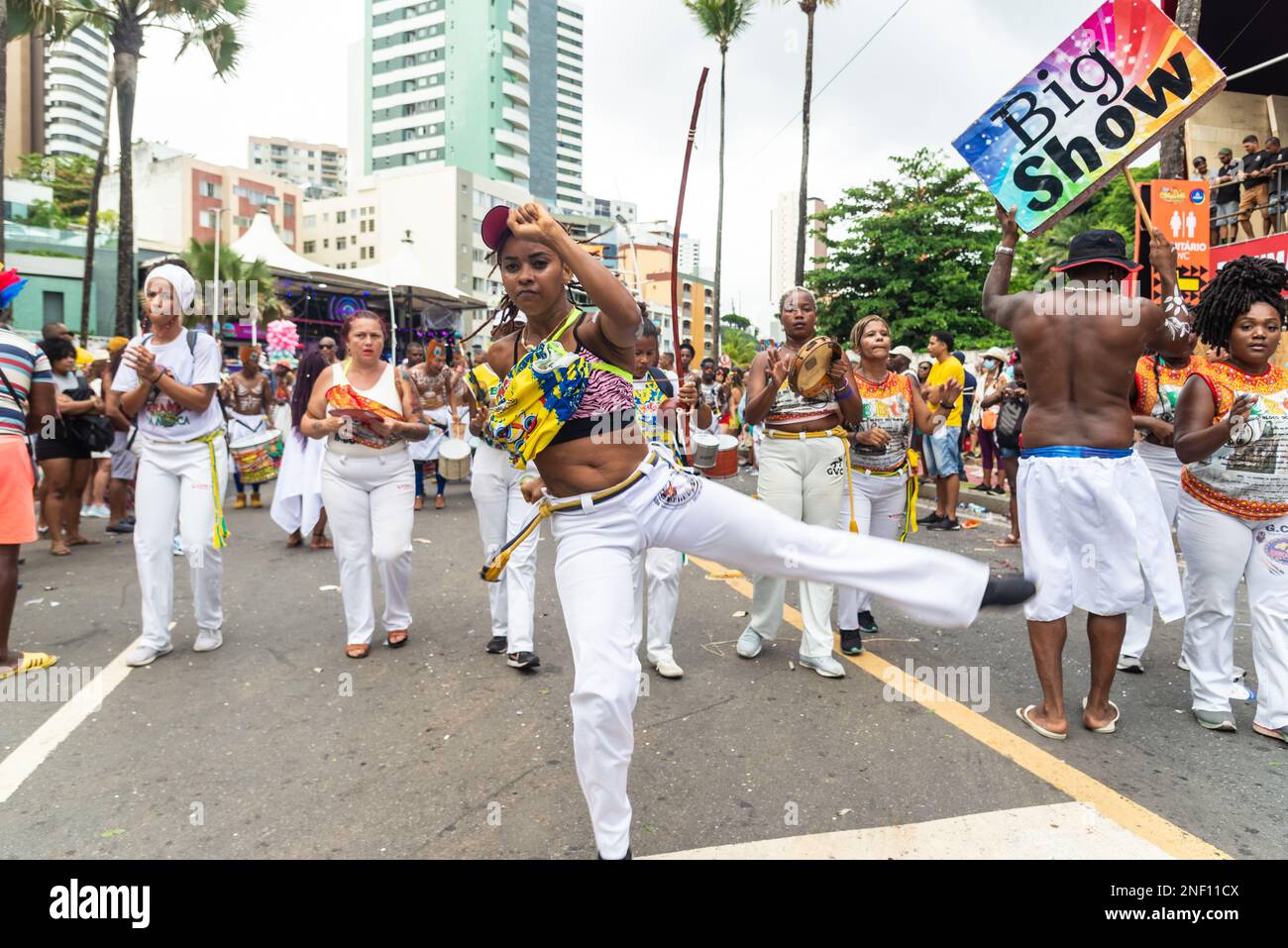 Salvador, Bahia, Brésil - 11 février 2023: Les groupes de capoeira défilent pendant le pré-Carnaval de Fuzue, à Salvador, Bahia. Banque D'Images