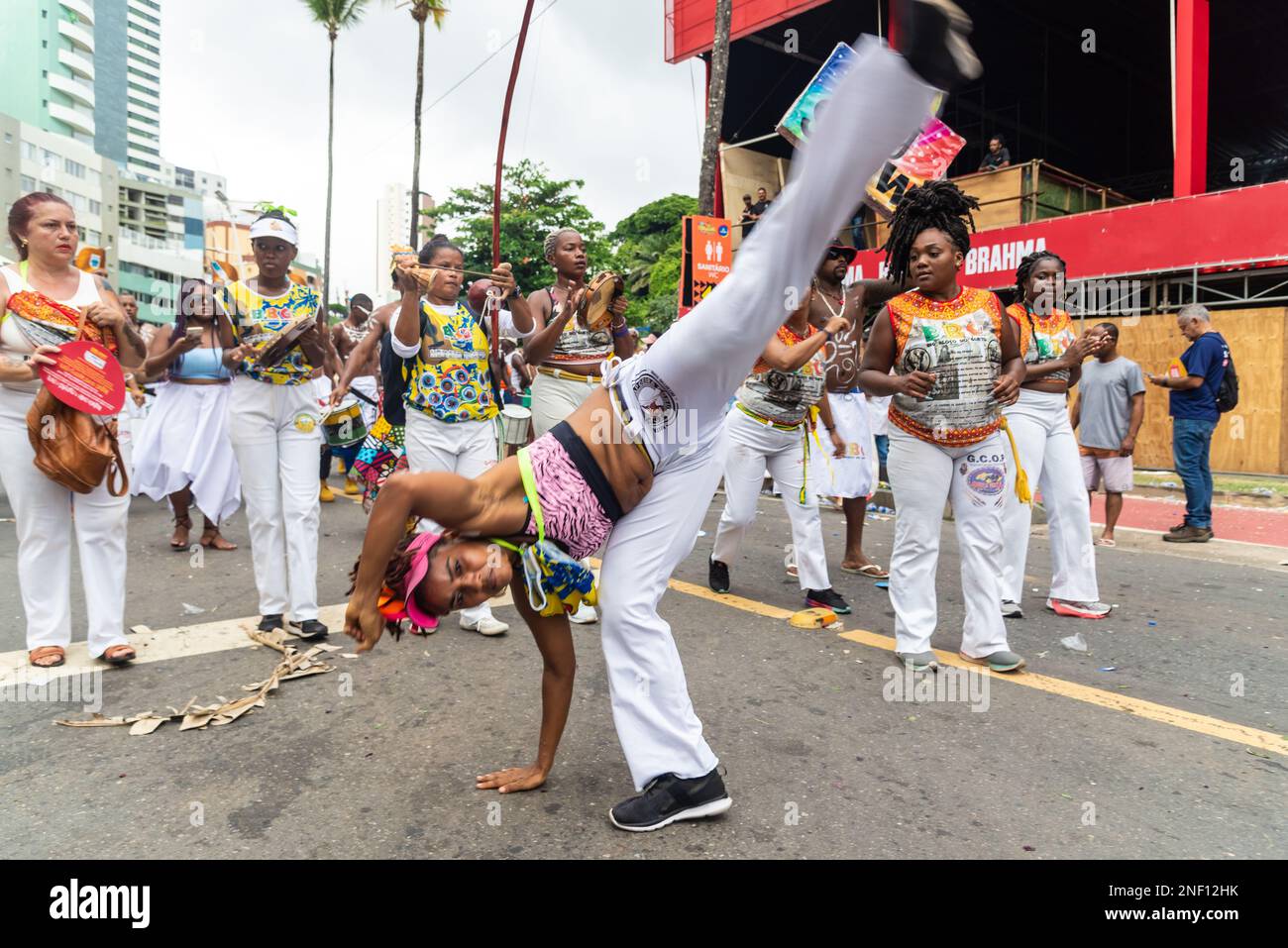 Salvador, Bahia, Brésil - 11 février 2023: Les groupes de capoeira défilent pendant le pré-Carnaval de Fuzue, à Salvador, Bahia. Banque D'Images