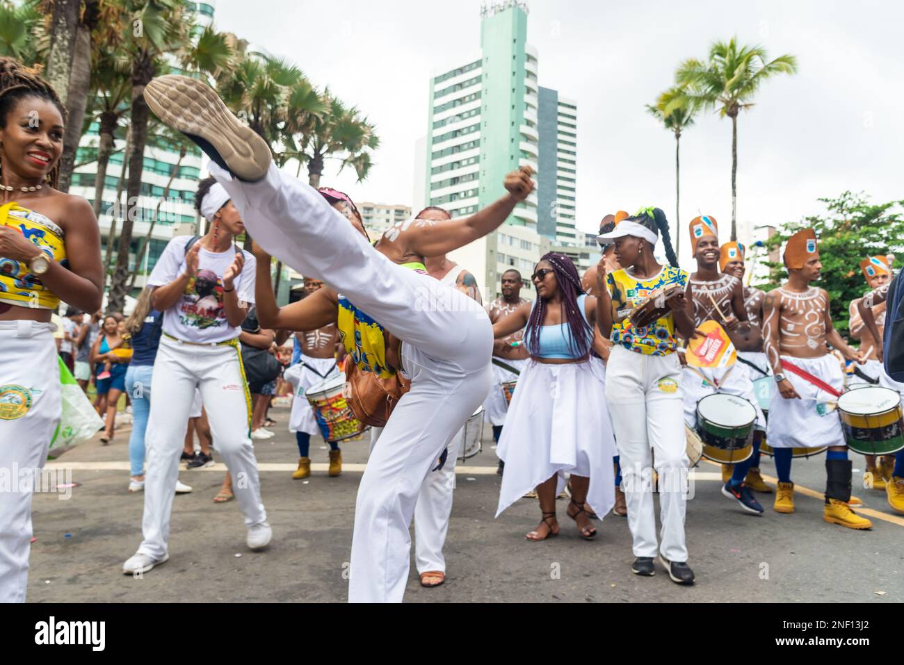 Salvador, Bahia, Brésil - 11 février 2023: Les groupes de capoeira défilent pendant le pré-Carnaval de Fuzue, à Salvador, Bahia. Banque D'Images