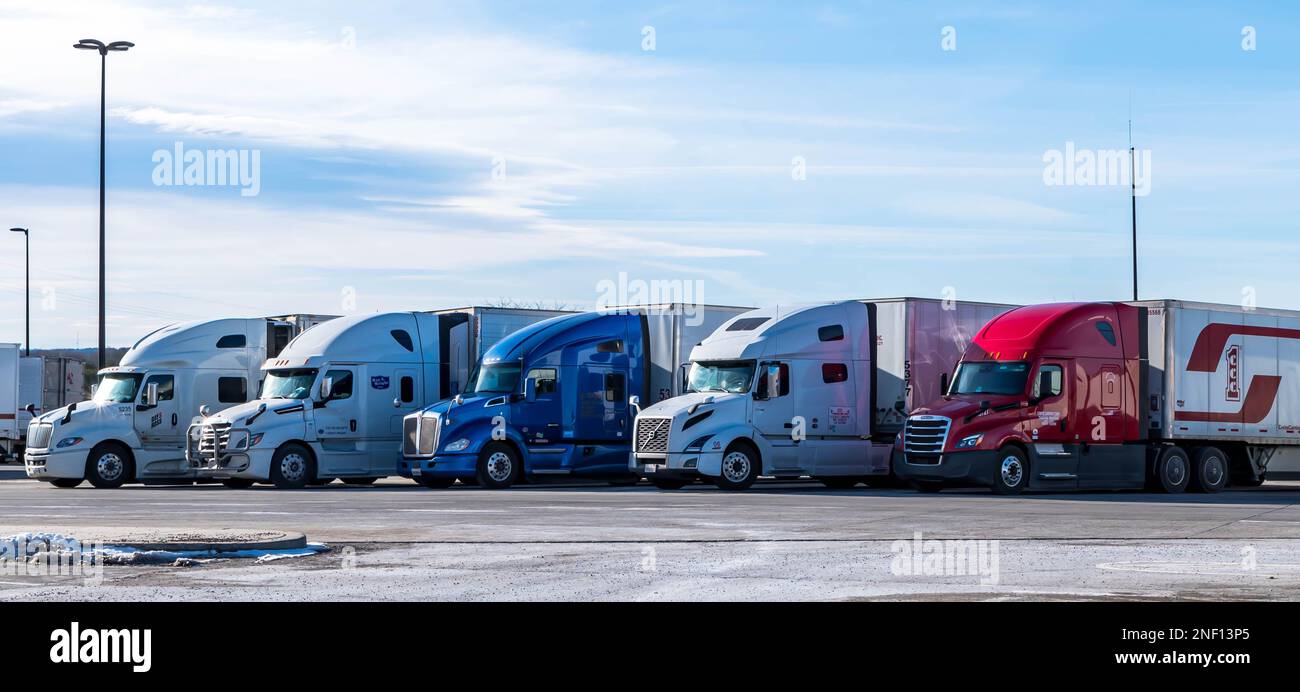 Cinq camions de fret à roues de 18 se sont alignés à un arrêt de repos à Sommerset, Pennsylvanie, États-Unis Banque D'Images