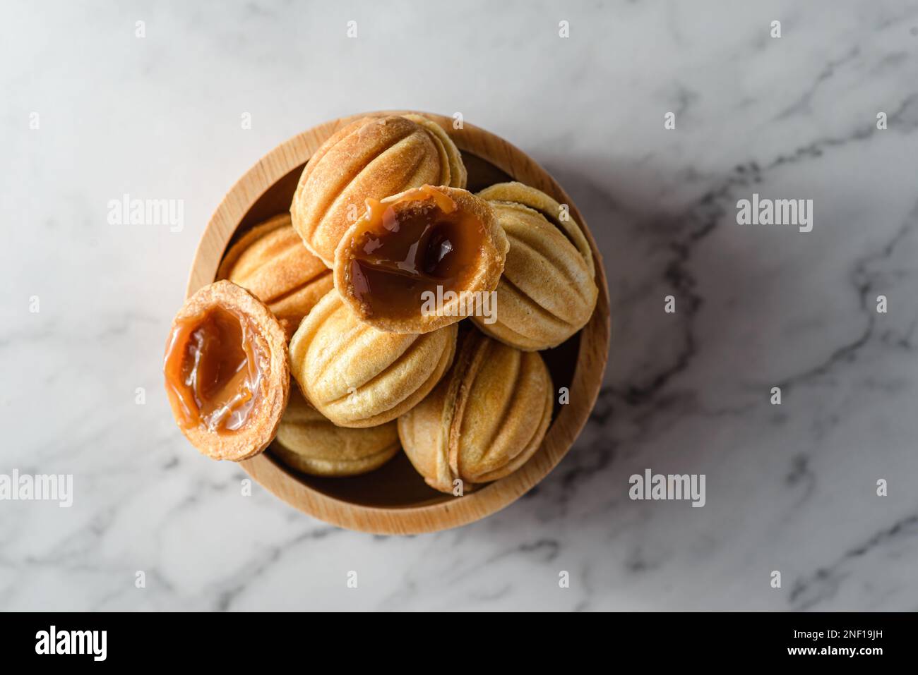 biscuits sous forme de noix au caramel. Photo de haute qualité Banque D'Images