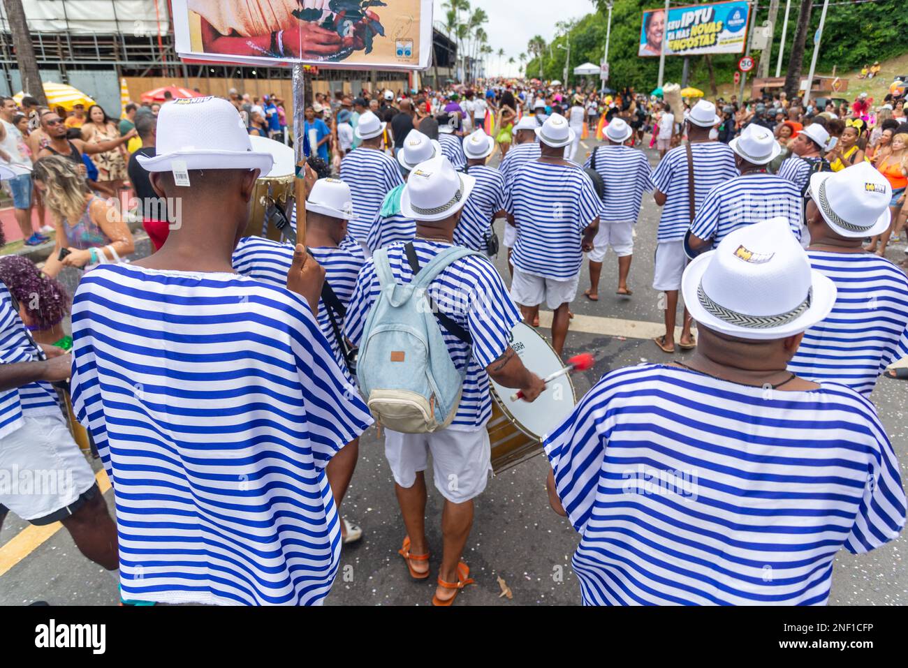 Salvador, Bahia, Brésil - 11 février 2023: Groupe de musiciens jouent des percussions pendant le défilé de carnaval de Fuzue à Salvador, Bahia. Banque D'Images