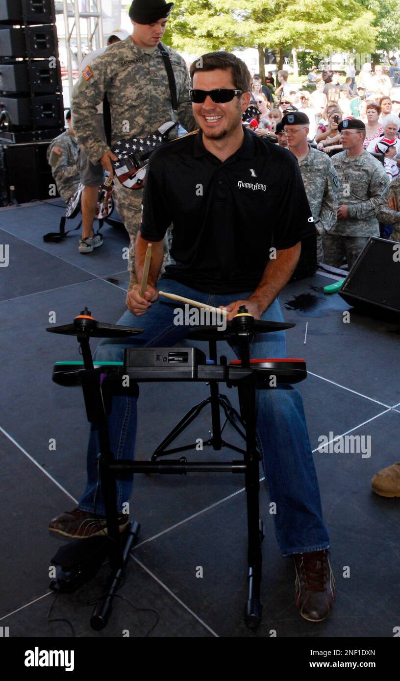 NASCAR Sprint Cup Series driver Martin Truex Jr., driver of the No. 1 Guitar Hero Smash Hits Chevrolet Impala SS for Earnhardt Ganassi Racing and members of the Indiana National Guard face-off in a showdown of Guitar Hero Smash Hits against troops playing from the USO Center in Camp Virginia, Kuwait, during practice day at the Allstate 400 at the Brickyard in Indianapolis, Friday, July 24, 2009. (Jack Dempsey / AP Images for Activision) Banque D'Images
