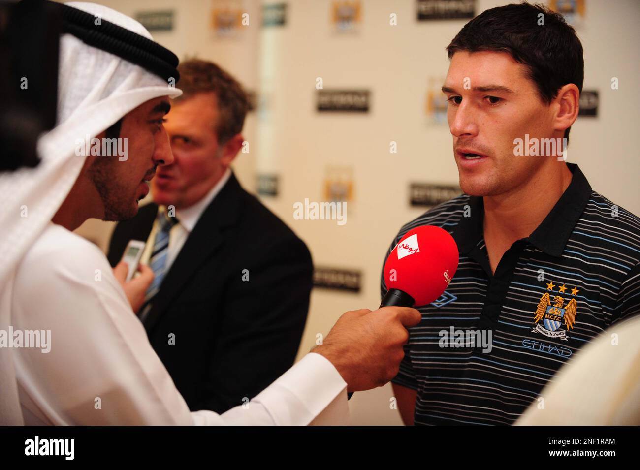 Manchester City's new signing Gareth Barry talks to the media during a press conference at the Emirates Palace Hotel, Abu Dhabi, United Arab Emirates, Thursday July 16, 2009. Despite last winning a league title in 1968, City is gradually becoming an attractive destination for top soccer players since being bought last September by Sheikh Mansour bin Zayed Al Nahyan, a member of the Abu Dhabi royal family. (AP Photo/Andrew Parsons) Banque D'Images