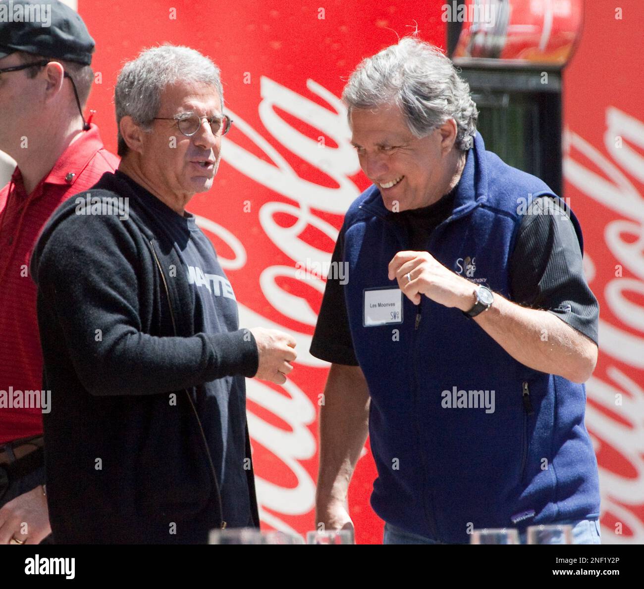 Ron Meyer, president and COO of Universal Studios, left, jokes around with Les Moonves, President and CEO of CBS at the annual Allen & Co.'s media summit in Sun Valley, Idaho, Wednesday, July 8, 2009.(AP Photo/Nati Harnik) Banque D'Images