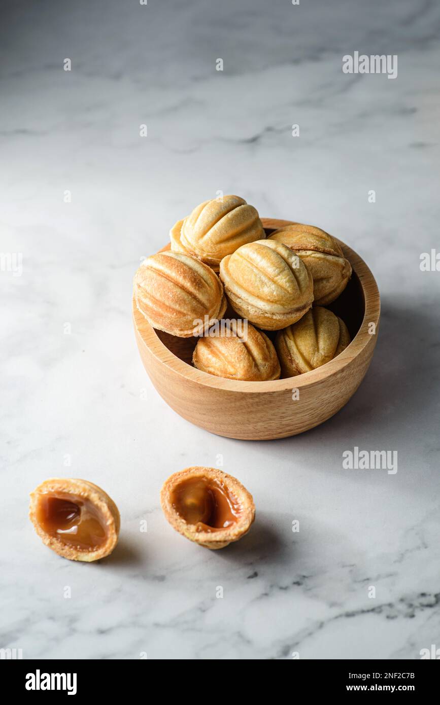 biscuits sous forme de noix au caramel. Photo de haute qualité Banque D'Images