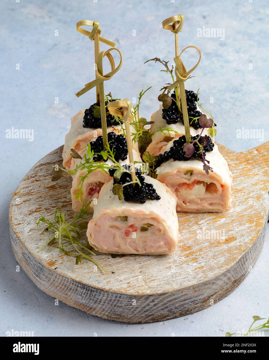 canapés avec saumon et caviar. Photo de haute qualité Banque D'Images