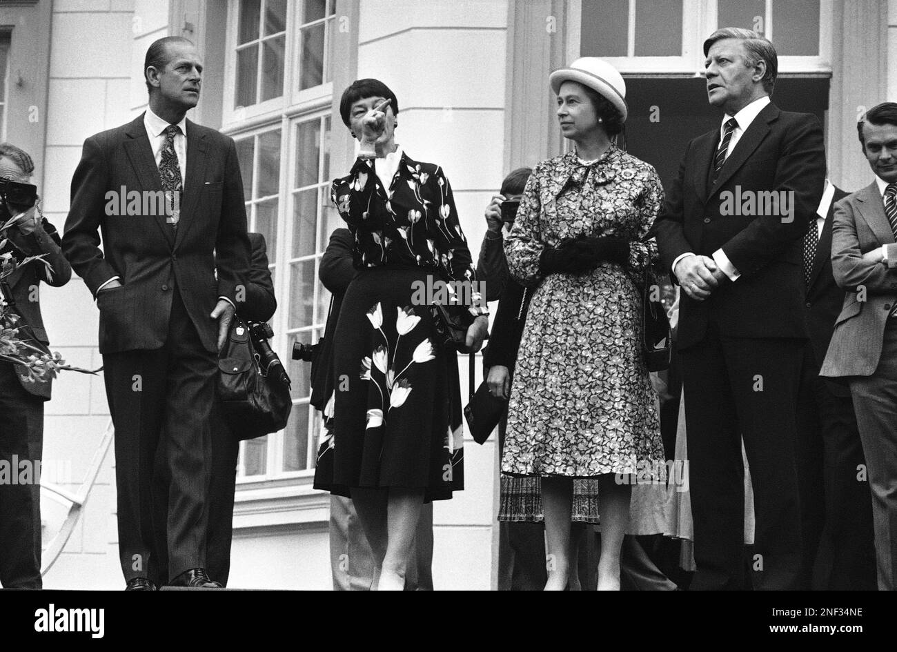 Shown from left, the Duke of Edinburgh, Mrs. Loki Schmidt, Queen Elizabeth II and West German Chancellor Helmut Schmidt on the terrace of the Palais Schaumburg in Bonn, West Germany on Tuesday, May 23, 1978. The Queen was received by Schmidt for lunch. (AP Photo) Banque D'Images