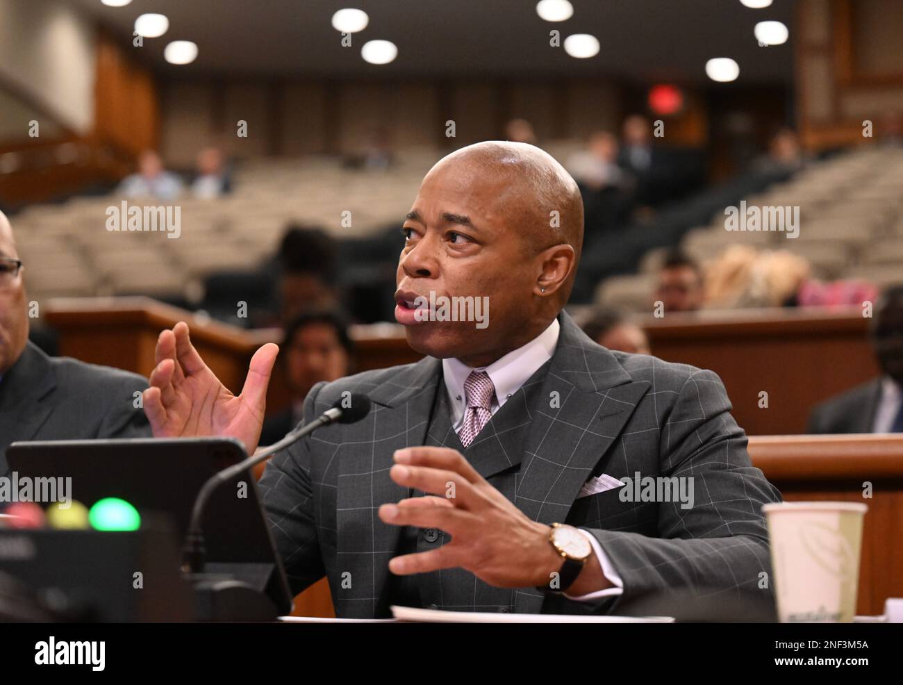 Albany, New York, États-Unis. 15th févr. 2023. Le maire de la ville de New York, ERIC ADAMS, témoigne lors d'une audience conjointe sur le budget législatif des administrations locales, le mercredi 15 février 2023, à Albany, dans l'État de New York (Credit image: © Hans Pennink/ZUMA Press Wire) USAGE ÉDITORIAL SEULEMENT! Non destiné À un usage commercial ! Banque D'Images