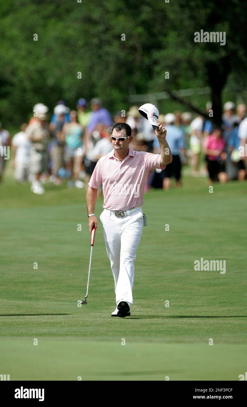 Rory Sabbatini of South Africa acknowledges cheers from fans as he walks up the 16th fairway during the Byron Nelson Championship golf tournament in Irving, Texas, Sunday, May 24, 2009. (AP Photo/Tony Gutierrez) Banque D'Images