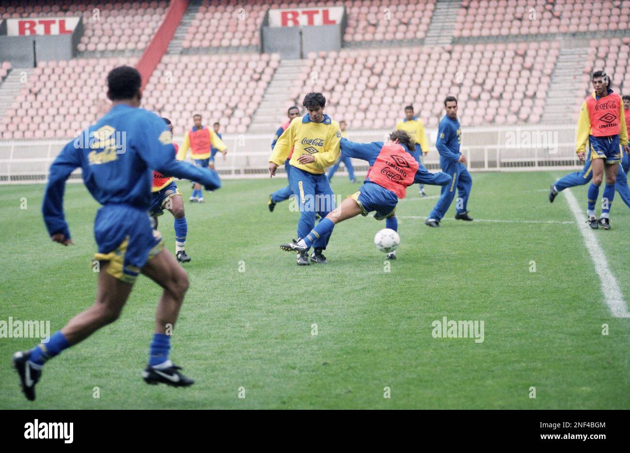 Brazilian midfielder Rai, left, fights for the ball with an unidentified player during the Brazilian soccer training session at Parc des Princes Stadium in Paris, Thursday, April 19, 1994. Brazil will meet Paris Saint Germain in an exhibition match, April 20th in Paris. (AP Photo/Jacques Brinon) Banque D'Images
