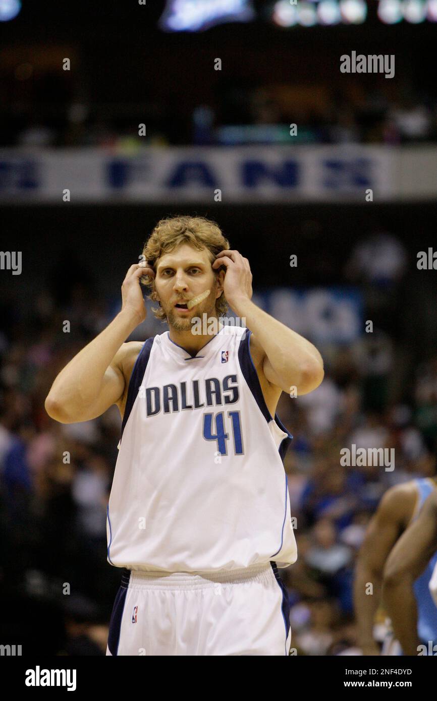Dallas Mavericks forward Dirk Nowitzki, of Germany, during Game 3 of the NBA basketball Western Conference semifinal against the Denver Nuggets, Saturday, May 9, 2009, in Dallas. (AP Photo/Matt Slocum) Banque D'Images