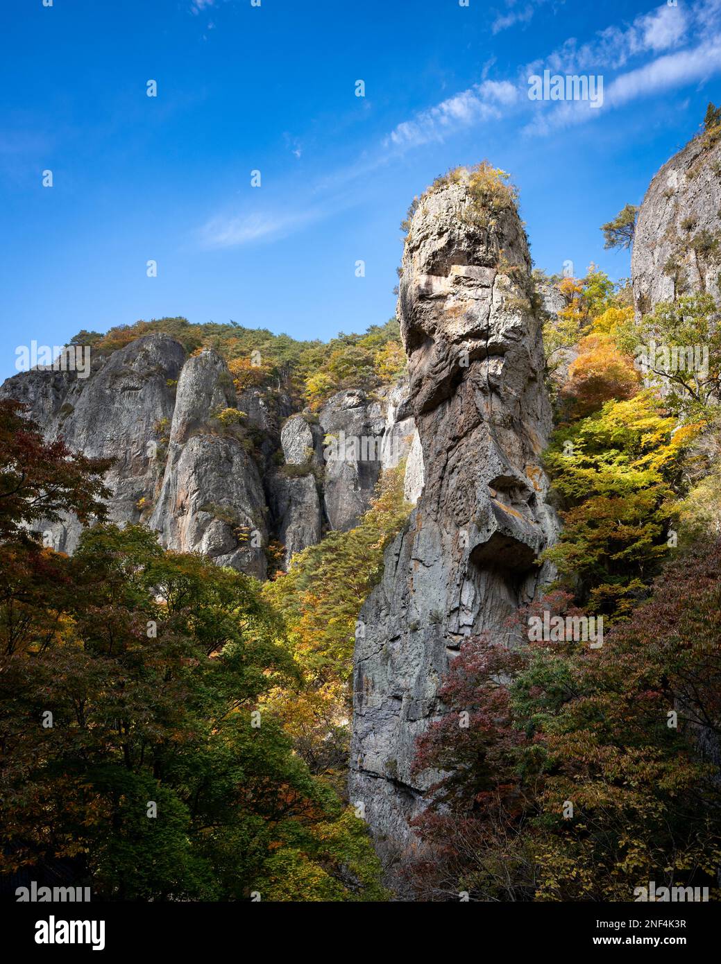 Shilubong, une célèbre structure de montagne sur Juwangsan pendant l'automne en Corée du Sud. Banque D'Images