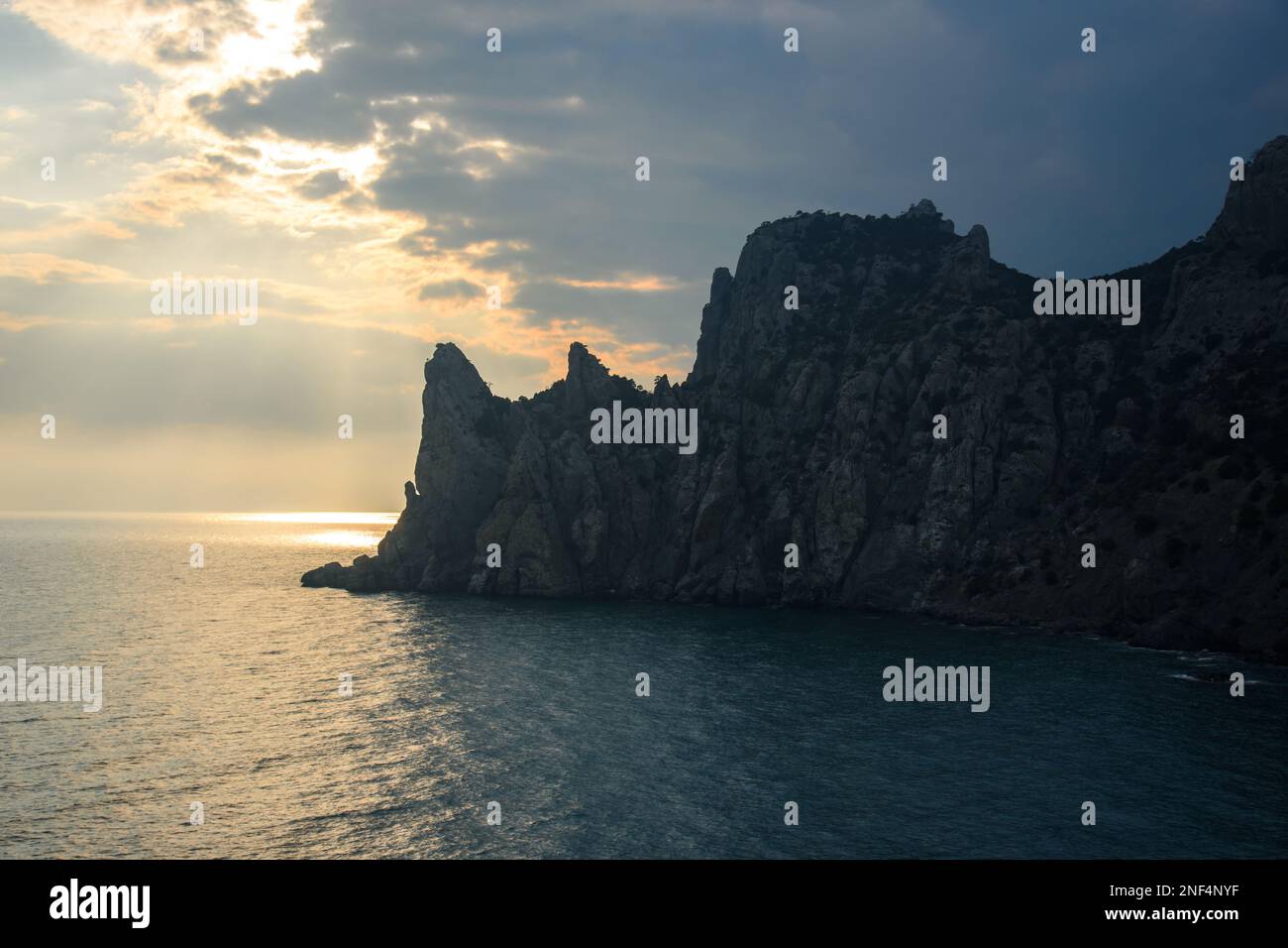 Vue sur la montagne Karaul-Oba, Cape Chicken-Kaya et Blue Bay au coucher du soleil au printemps. Noviy Svet. Crimée Banque D'Images