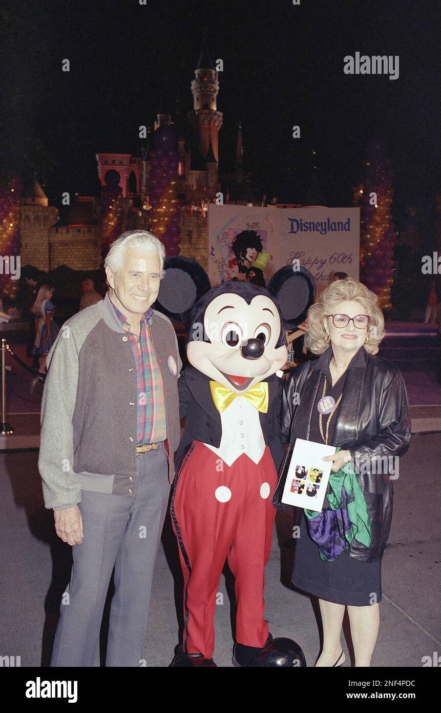 John Forsythe and his wife Julie are shown at Liz Taylor's 60th birthday party in Disneyland, Feb. 27, 1992. (AP Photo/Bob Galbraith) Banque D'Images