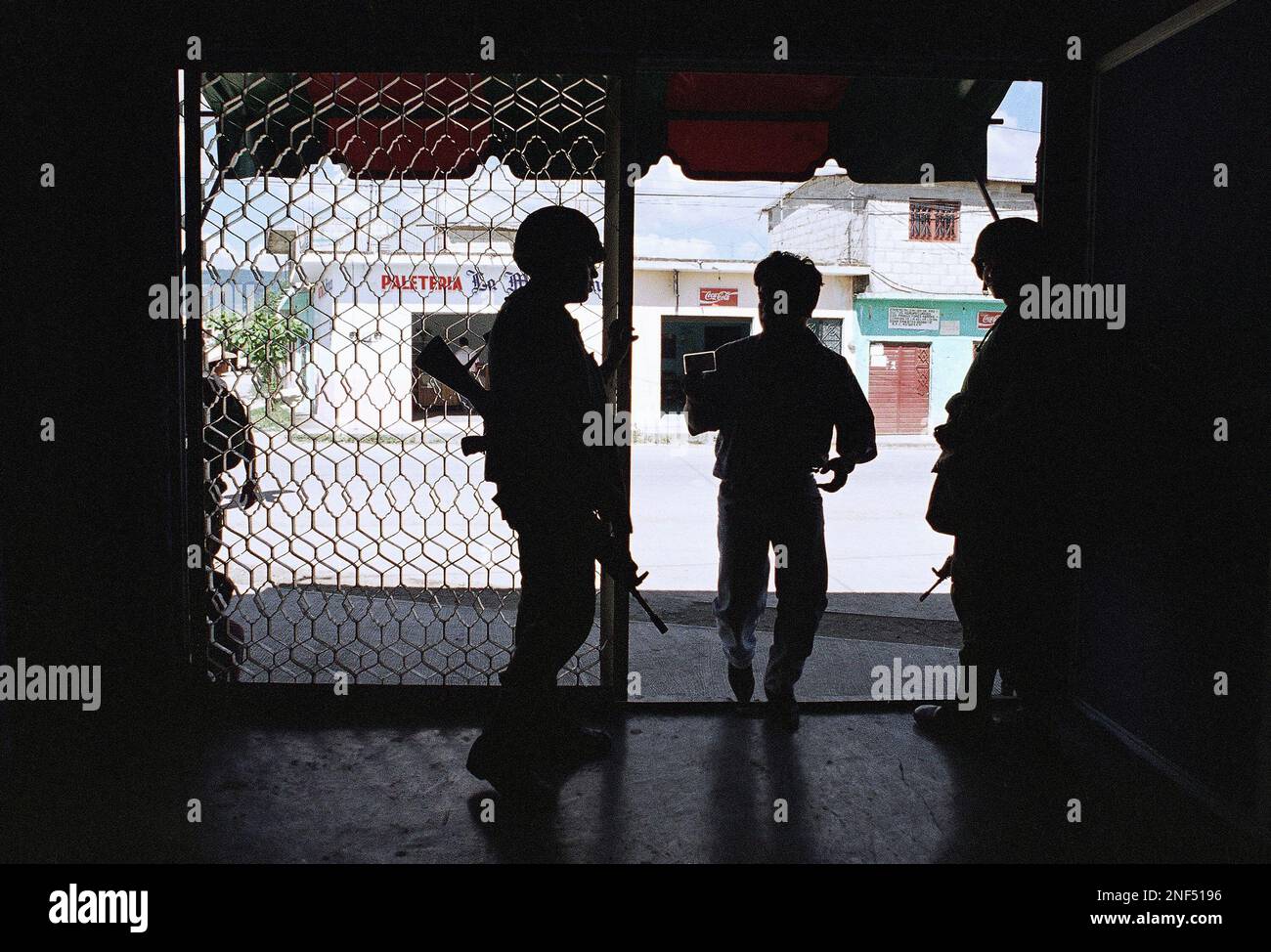 A man, center, shows his identification to Mexican soldiers at the entrance to the airport in Ocosingo, in the southeastern Mexican state of Chiapas, Mexico , Dec. 10, 1994. Many residents of Ocosingo, the site of a bloody battle between the Army and the Zapatista rebels in January 1994, say they feel safer with the military in town. (AP Photo/Douglas Engle) Banque D'Images