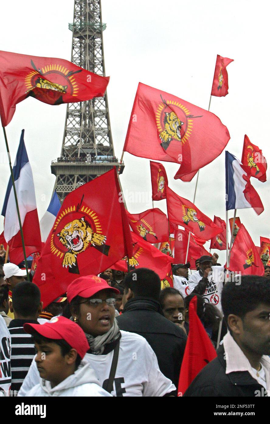 Pro-Tamil demonstrator chants slogans from behind a Tamil flag, during a protest at the Trocadero Plaza near the Eiffel Tower in Paris, Saturday April 25, 2009, calling on Sri Lanka authorities to halt its assault on Tamil-held areas. Tamil rebels are intent on creating an independent state for the Tamil people, formed from part of Sri Lanka, an island nation off the coast of India.(AP Photo/Jacques Brinon) Banque D'Images