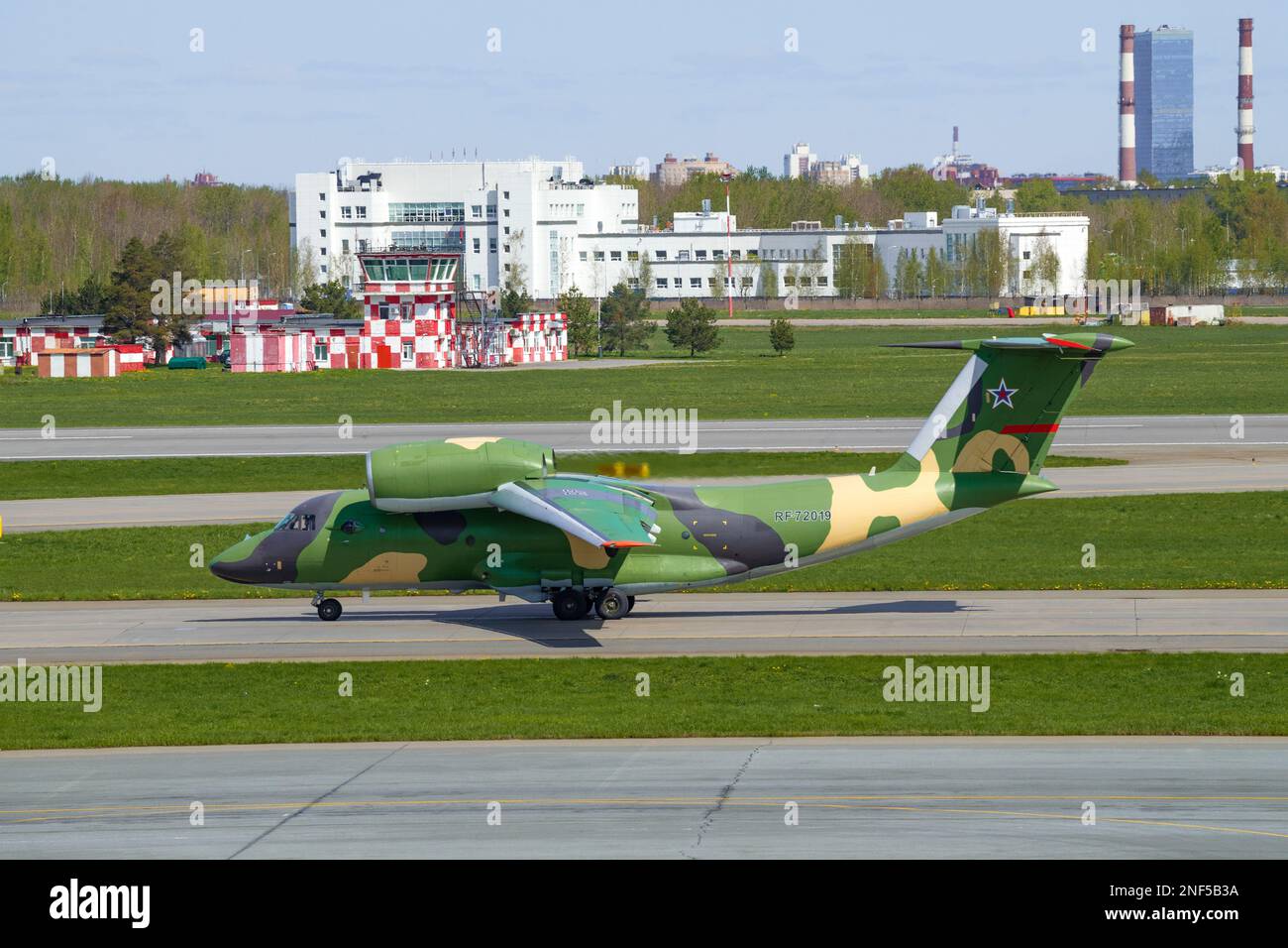 SAINT-PÉTERSBOURG, RUSSIE - 20 MAI 2022 : avion de transport militaire russe an-72P (RF-72019) à l'aéroport de Pulkovo, le jour ensoleillé de mai Banque D'Images