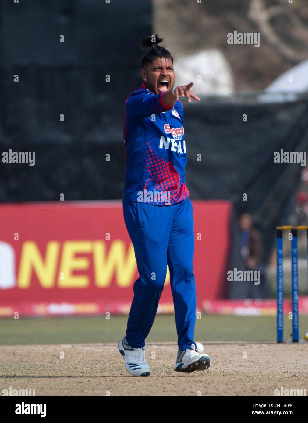 ICC Div 2, Népal. , . L'Écosse prend le Népal dans leur deuxième partie de la Ligue de coupe du monde de cricket de la menÕs ICC 2 à Tribhuvan University International cricket Ground, Katmandou, Népal. Pic shows: NepalÕs Sandeep Lamichhane rejette le gardien de cricket écossais, Matthew Cross, lbw pour 2 courses. Crédit : Ian Jacobs/Alay Live News Banque D'Images