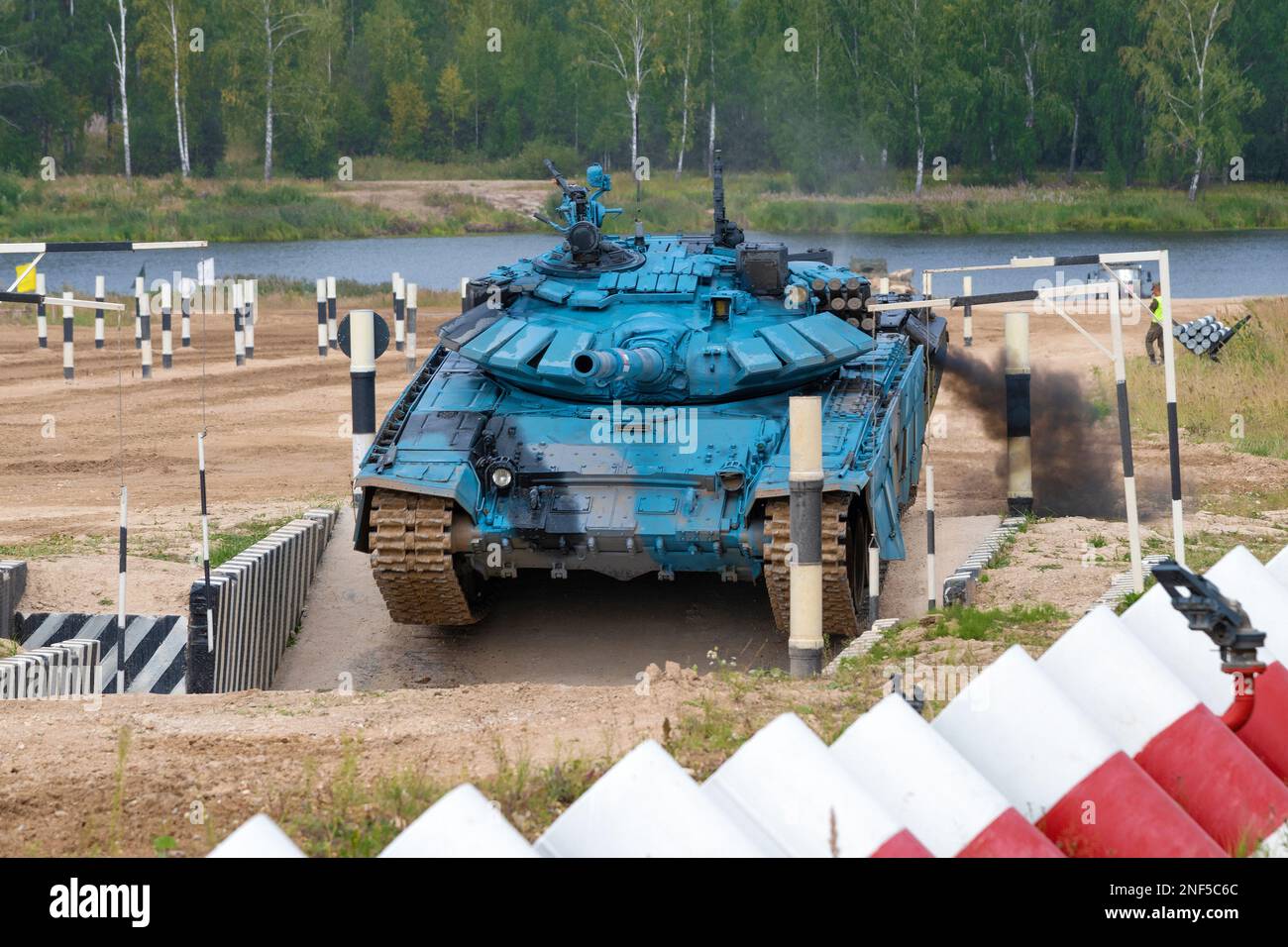 ALABINO, RUSSIE - 19 AOÛT 2022 : le char T-72B3 de l'équipe de la République d'Abkhazie descend dans le fossé. Fragment de biathlon de réservoir. International Banque D'Images