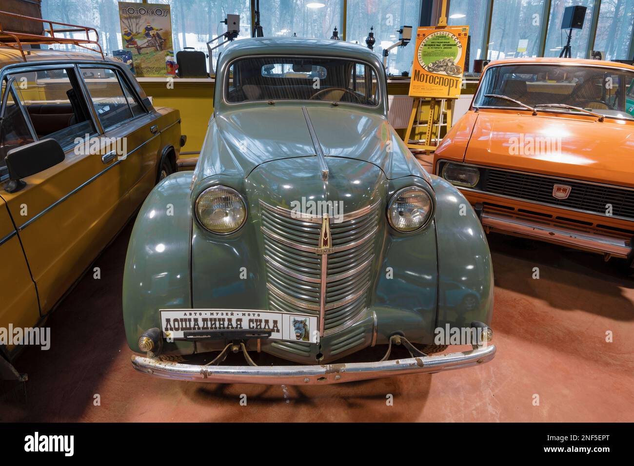 ZELENOGORSK, RUSSIE - 27 JANVIER 2023 : voiture sous-compacte soviétique 'Moskvich-400' dans le musée des voitures rétro 'Horse Power'. Vue avant Banque D'Images