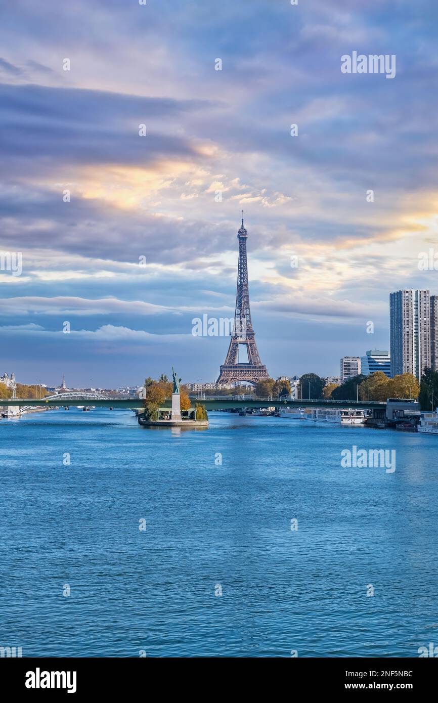 Paris, le pont Grenelle sur la Seine, avec la statue de la liberté, et la Tour Eiffel en arrière-plan Banque D'Images
