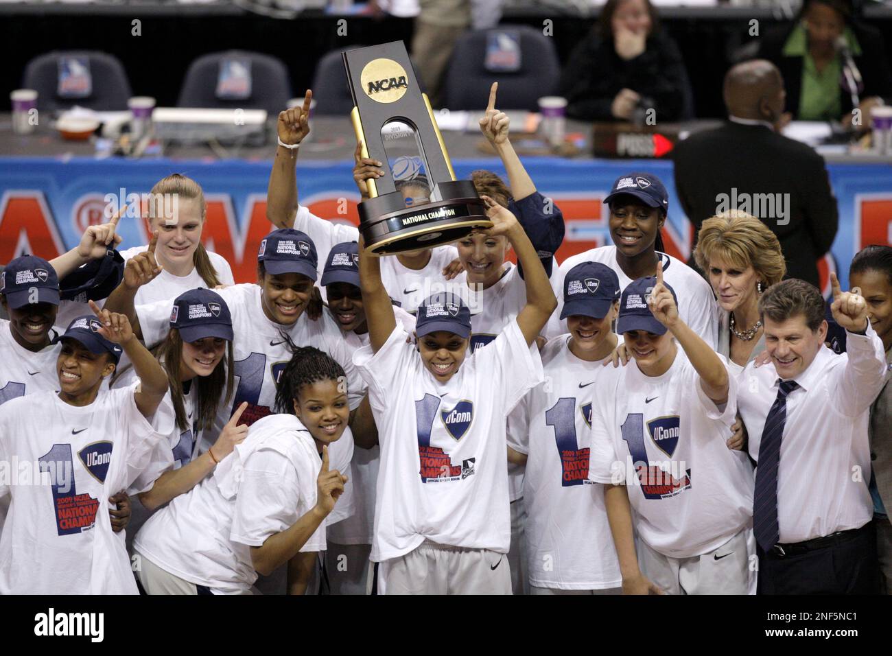 Connecticut players raise the trophy after beating Louisville 76-54 in the championship game at the women's NCAA Final Four college basketball tournament Tuesday, April 7, 2009, in St. Louis. (AP Photo/Jeff Roberson) Banque D'Images