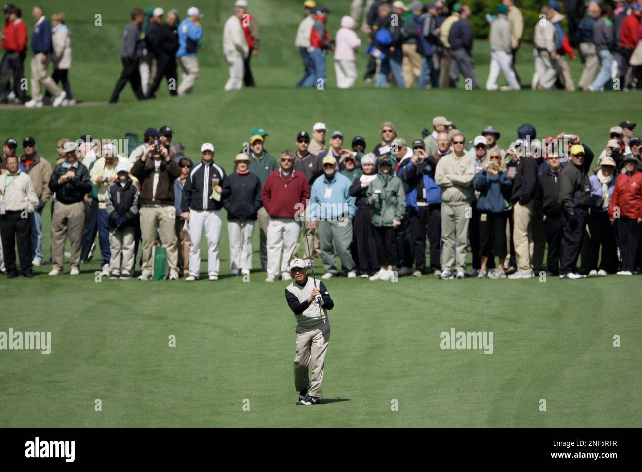 Gary Player of South Africa hits on the seventh fairway during his practice round for the Masters golf tournament at the Augusta National Golf Club in Augusta, Ga., Tuesday, April 7, 2009. (AP Photo/David J. Phillip) Banque D'Images