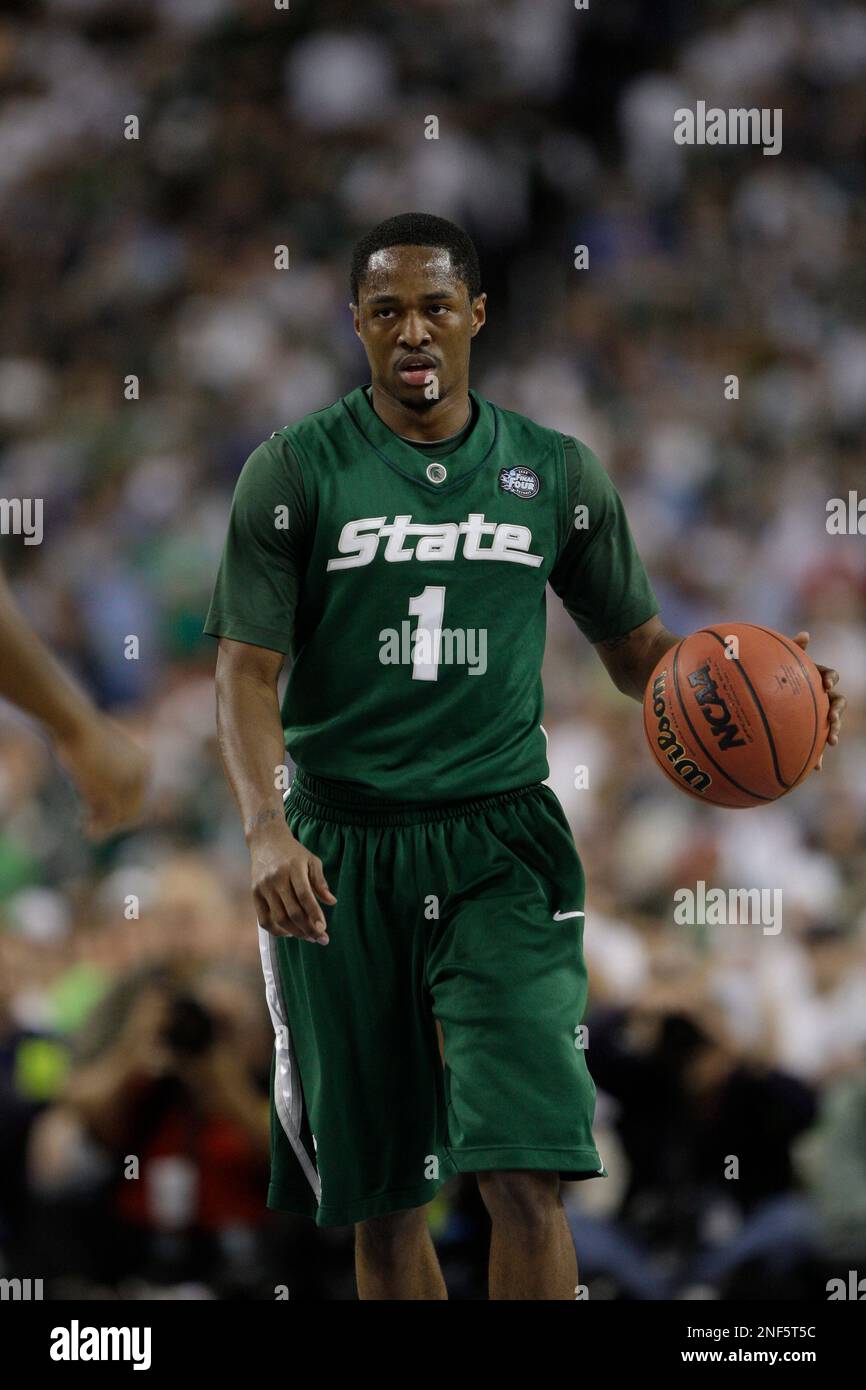 Michigan State's Kalin Lucas dribbles up court during the championship game at the men's NCAA Final Four college basketball tournament Monday, April 6, 2009, in Detroit. (AP Photo/Paul Sancya) Banque D'Images