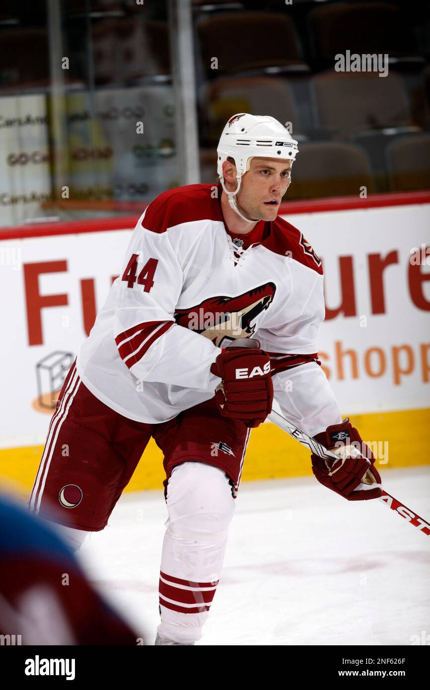 Phoenix Coyotes defenseman Kurt Sauer warms up to face the Colorado Avalanche in the first period of an NHL hockey game in Denver on Wednesday, April 1, 2009. (AP Photo/David Zalubowski) Banque D'Images