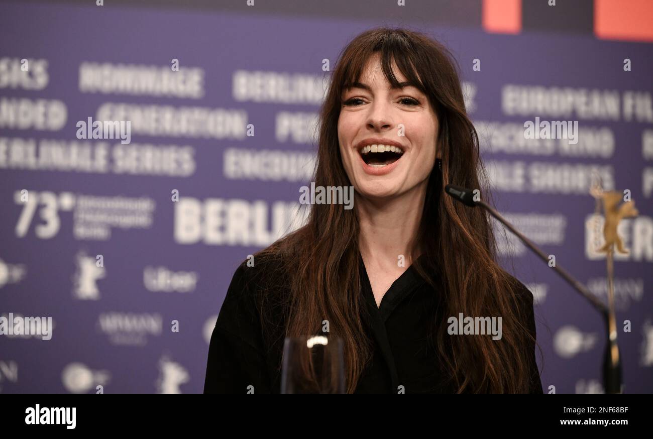 Berlin, Allemagne. 16th févr. 2023. L'actrice Anne Hathaway à la conférence de presse pour le film 'She Fest to Me', qui est le film d'ouverture. Le Festival international du film 73rd aura lieu à Berlin du 16 au 26 février 2023. Credit: Jens Kalaene/dpa/Alamy Live News Banque D'Images