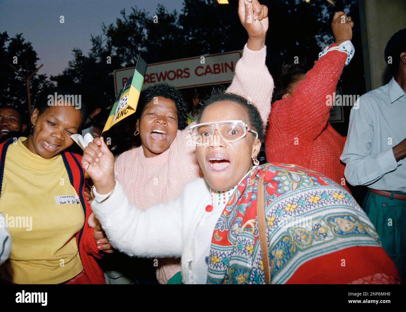Election Commission workers celebrate with ANC flags outside the ballot counting center in Soweto, Johannesburg, South Africa, on Monday, May 2, 1994 following the end of the tally for the Johannesburg area. Nelson Mandela and the African National Congress party are taking the majority of the vote count in the country’s election and President F.W. de Klerk has conceded defeat to Mandela. (AP Photo/Michael Yassukovich) Banque D'Images