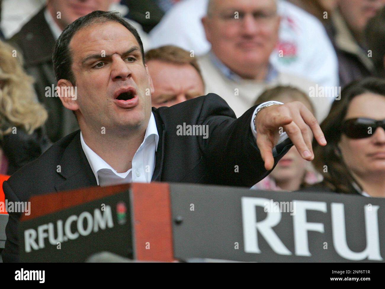England team coach Martin Johnson gestures during the Six Nations international rugby union match against France at Twickenham stadium in London, Sunday March 15, 2009. (AP Photo/Alastair Grant) Banque D'Images