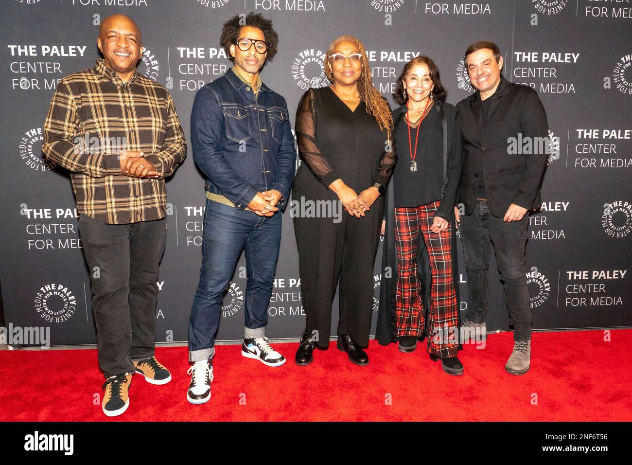 NEW YORK, NEW YORK - FÉVRIER 16 : Ralph McDaniels, Touré, Lisa Cortés, Julie Anderson et Antonino d'Ambrosio assistent à la conférence « The Storytellers: Preserve the Legacy of iconique Black Musicians » au musée Paley de 16 février 2023 à New York. Banque D'Images