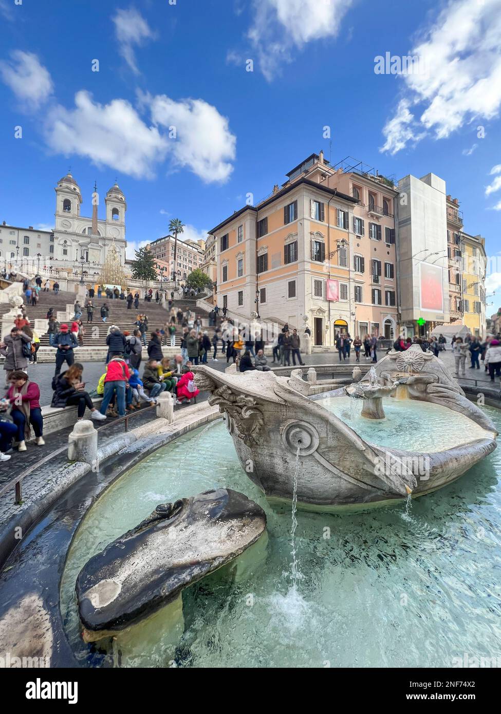 Italie, Fontaine du bateau connue sous le nom de Fontana della Barcacia en italien par les marches espagnoles à Rome sur la Piazza di Spagna ou la place espagnole à Rome, Italie. Banque D'Images
